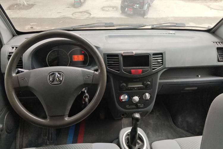 Used BAIC Weiwang 306 2011 1.3L base model 7 seats Center Console