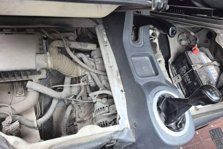 Used BAIC Weiwang 306 2011 1.3L base model 7 seats Engine Bay