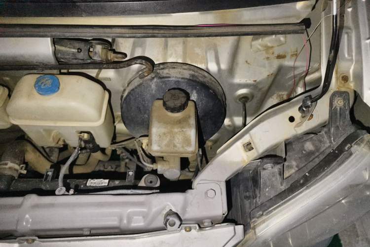 Used BAIC Weiwang 306 2011 1.3L base model 7 seats Engine Bay Left