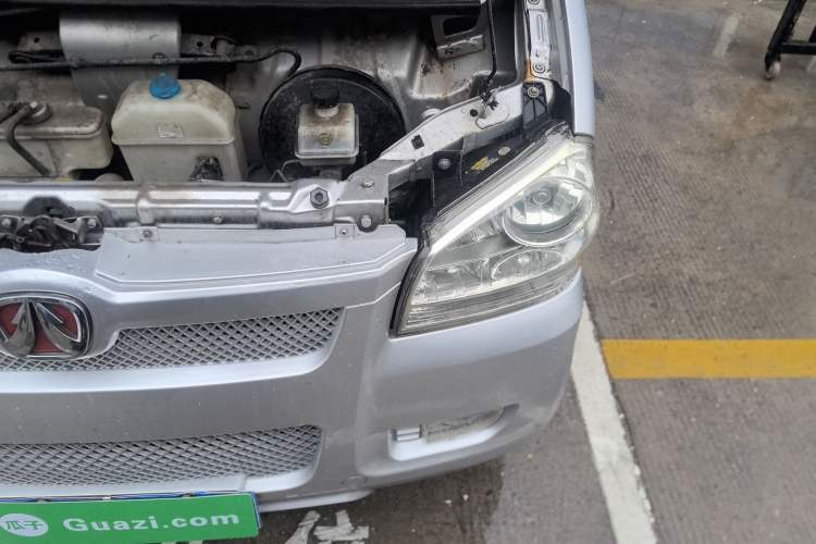 Used BAIC Weiwang 306 2011 1.3L Comfort version 7 seats Engine Bay Left