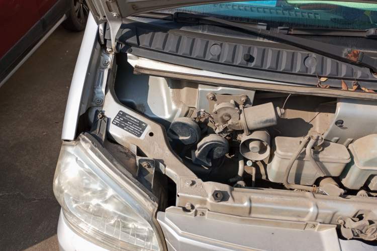 Used BAIC Weiwang 306 2011 1.3L base model 7 seats Engine Bay Right