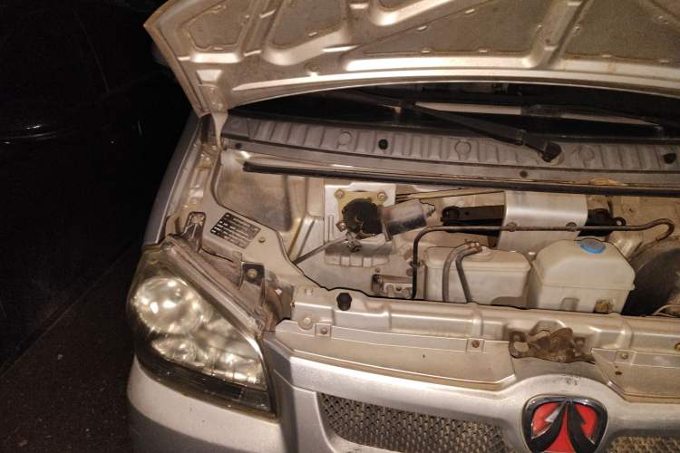 Used BAIC Weiwang 306 2011 1.3L base model 7 seats Engine Bay Right