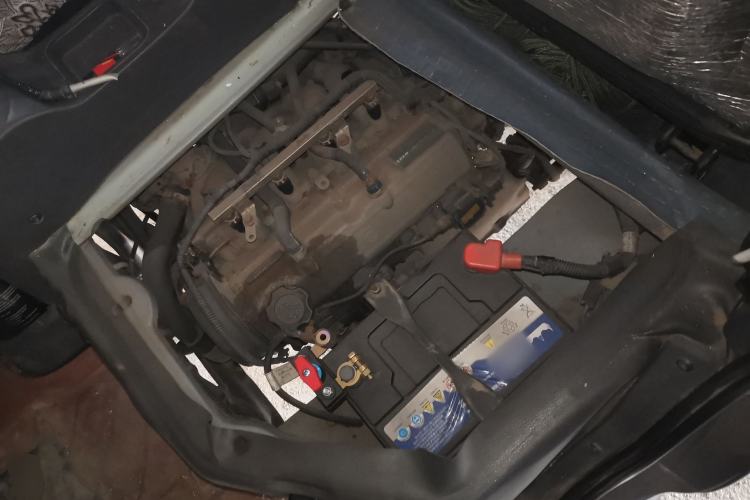 Used BAIC Weiwang 306 2011 1.3L base model 7 seats Engine Bay