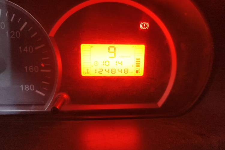 Used BAIC Weiwang 306 2011 1.3L base model 7 seats Odometer Close Up