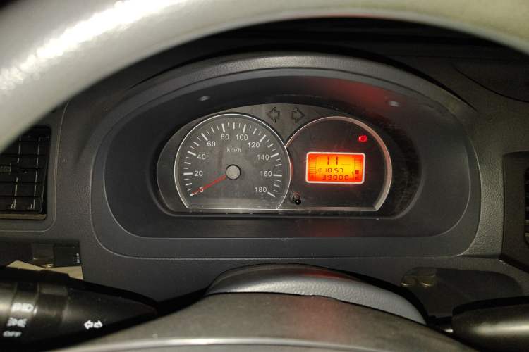 Used BAIC Weiwang 306 2011 1.3L base model 7 seats Odometer Close Up