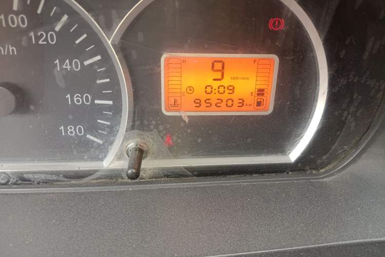 Used BAIC Weiwang 306 2011 1.3L base model 7 seats Odometer Close Up