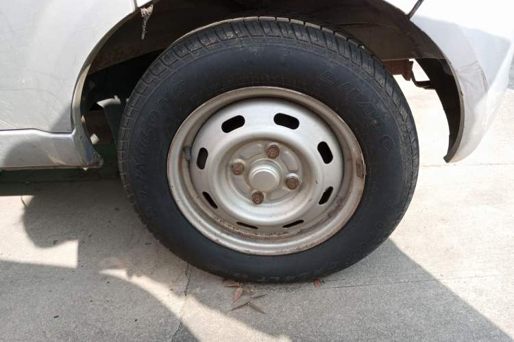Used BAIC Weiwang 306 2011 1.3L base model 7 seats Right Front Wheel Hub