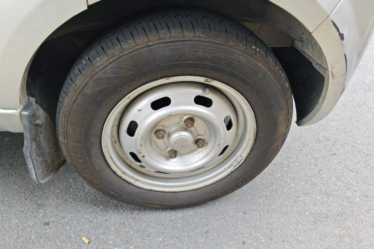 Used BAIC Weiwang 306 2011 1.3L base model 7 seats Right Front Wheel Hub