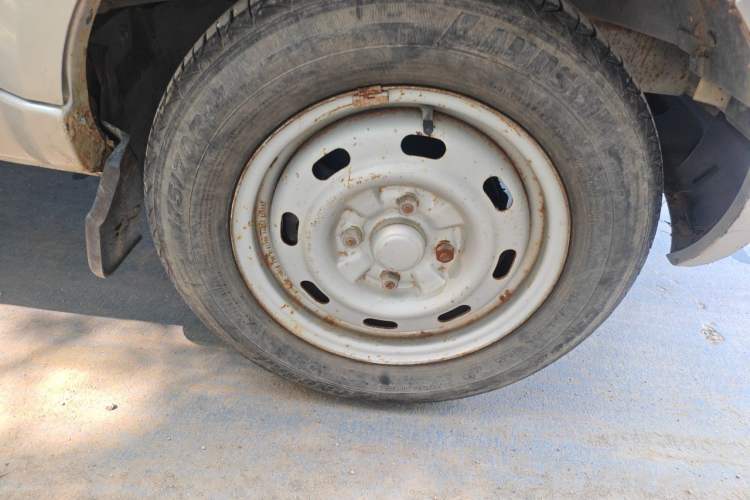 Used BAIC Weiwang 306 2011 1.3L base model 7 seats Right Front Wheel Hub