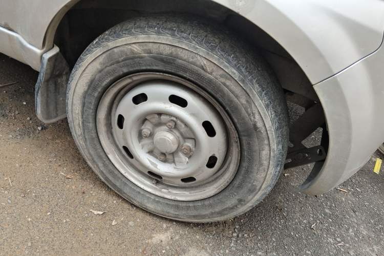 Used BAIC Weiwang 306 2011 1.3L base model 7 seats Right Front Wheel Hub
