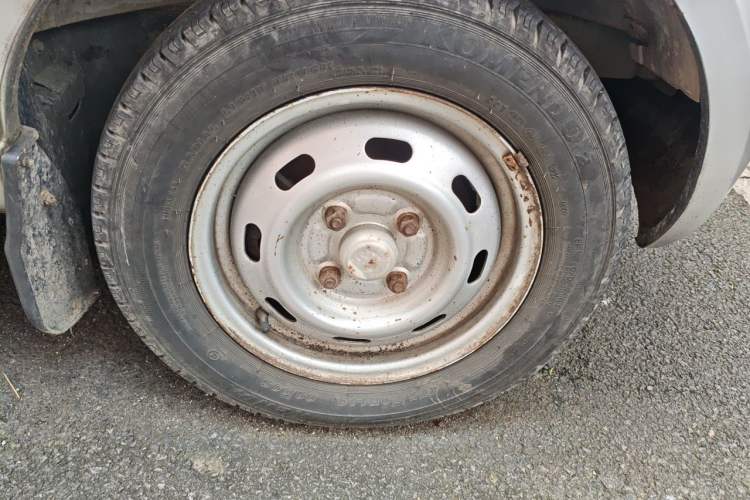 Used BAIC Weiwang 306 2011 1.3L base model 7 seats Right Front Wheel Hub