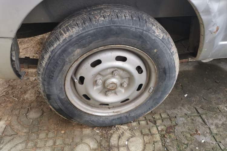 Used BAIC Weiwang 306 2011 1.3L base model 7 seats Right Front Wheel Hub