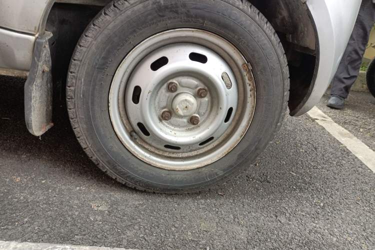 Used BAIC Weiwang 306 2011 1.3L base model 7 seats Right Front Wheel Hub