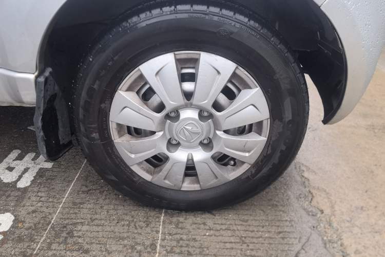 Used BAIC Weiwang 306 2011 1.3L Comfort version 7 seats Right Front Wheel Hub