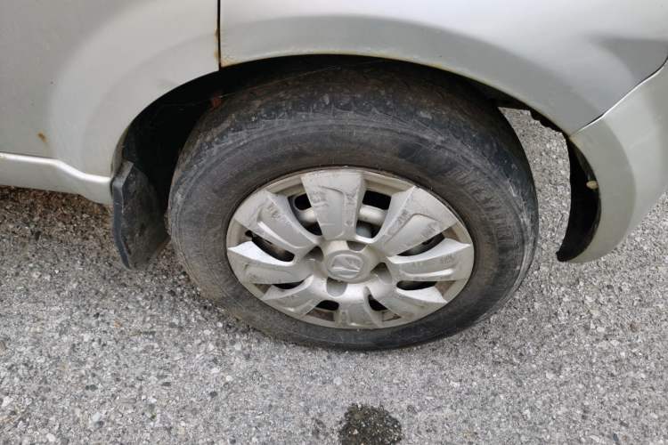 Used BAIC Weiwang 306 2011 1.3L base model 7 seats Right Front Wheel Hub