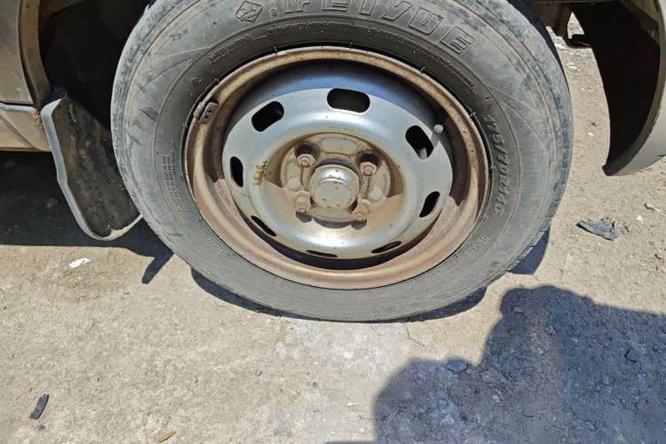 Used BAIC Weiwang 306 2011 1.3L base model 7 seats Right Front Wheel Hub