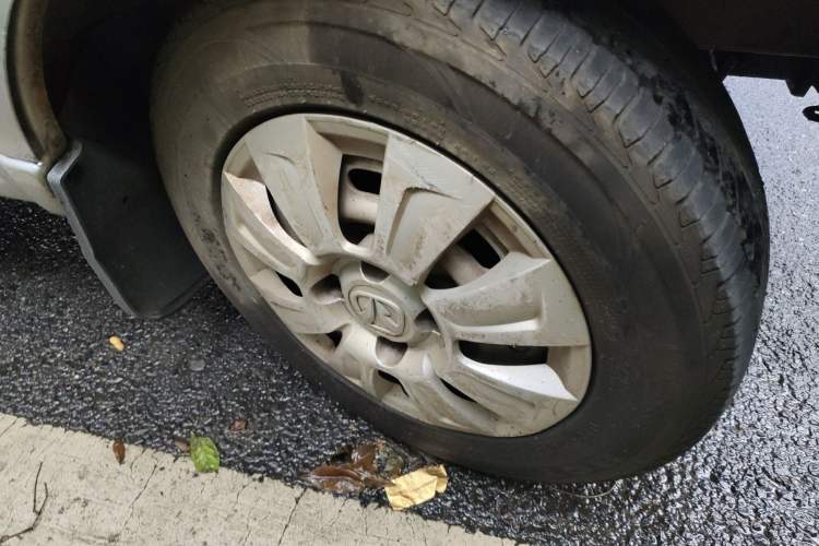 Used BAIC Weiwang 306 2011 1.3L Comfort version 7 seats Right Front Wheel Hub