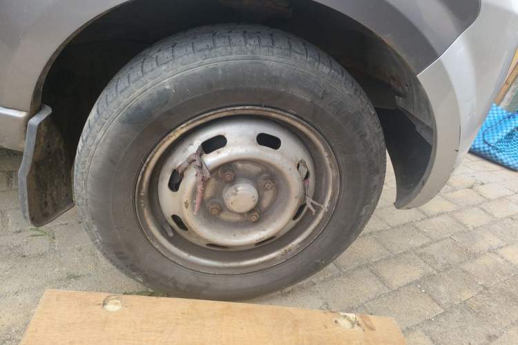 Used BAIC Weiwang 306 2011 1.3L Comfort version 7 seats Right Front Wheel Hub