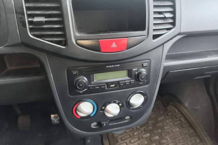 Used BAIC Weiwang 306 2011 1.3L base model 7 seats Audio And AC Panel