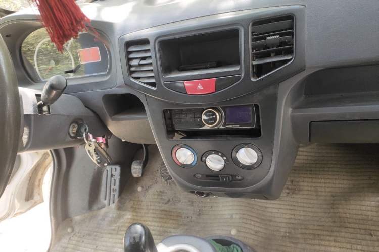 Used BAIC Weiwang 306 2011 1.3L luxury version 8 seats Audio And AC Panel