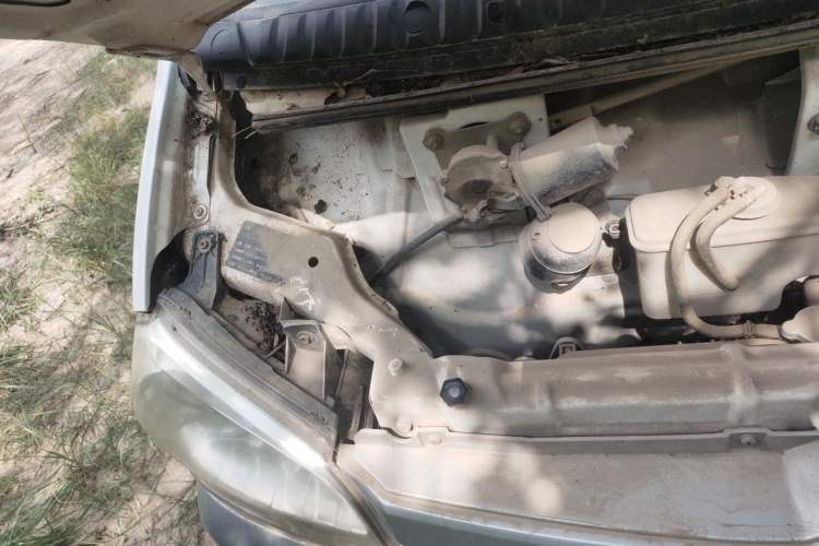 Used BAIC Weiwang 306 2011 1.3L luxury version 8 seats Engine Bay Right