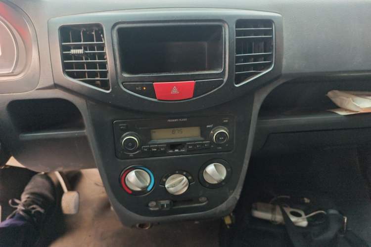 Used BAIC Weiwang 306 2011 1.3L Comfort version 7 seats Audio And AC Panel