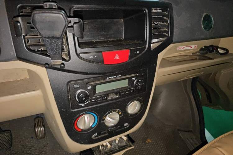 Used BAIC Weiwang 306 2011 1.3L Comfort version 7 seats Audio And AC Panel