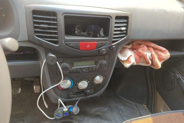 Used BAIC Weiwang 306 2011 1.3L base model 7 seats Audio And AC Panel