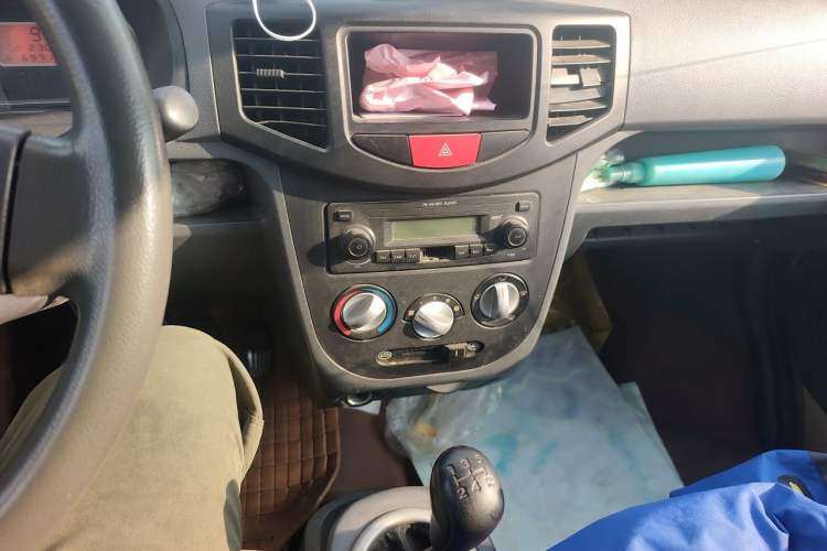 Used BAIC Weiwang 306 2011 1.3L base model 7 seats Audio And AC Panel
