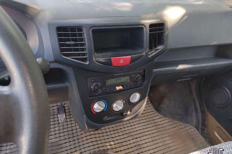 Used BAIC Weiwang 306 2011 1.3L base model 7 seats Audio And AC Panel