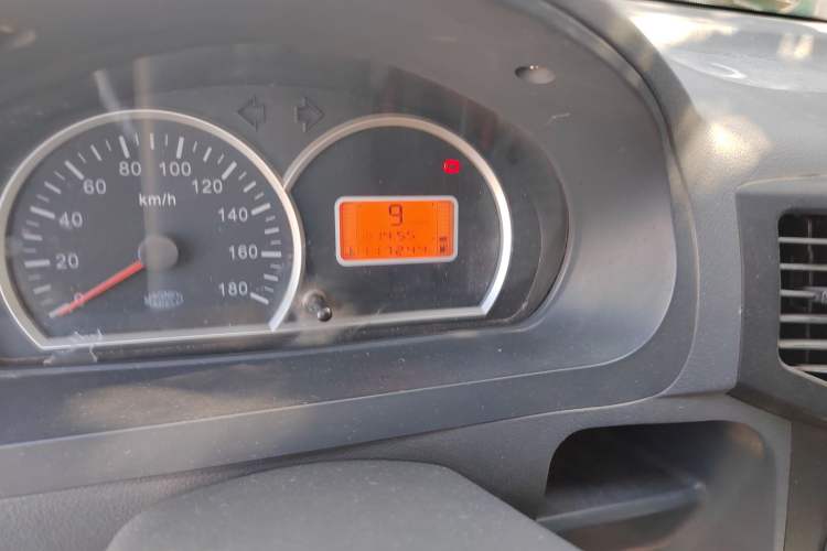 Used BAIC Weiwang 306 2011 1.3L base model 7 seats Odometer Close Up
