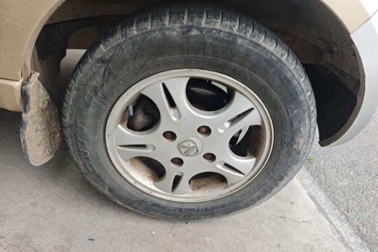 Used BAIC Weiwang 306 2011 1.3L Comfort version 7 seats Right Front Wheel Hub
