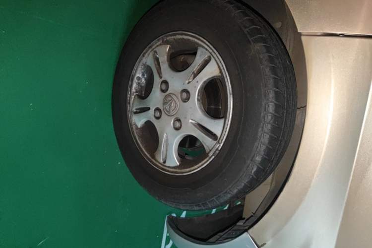 Used BAIC Weiwang 306 2011 1.3L Comfort version 7 seats Right Front Wheel Hub