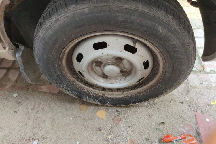 Used BAIC Weiwang 306 2011 1.3L base model 7 seats Right Front Wheel Hub