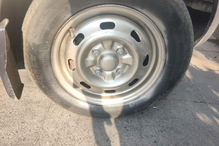 Used BAIC Weiwang 306 2011 1.3L base model 7 seats Right Front Wheel Hub