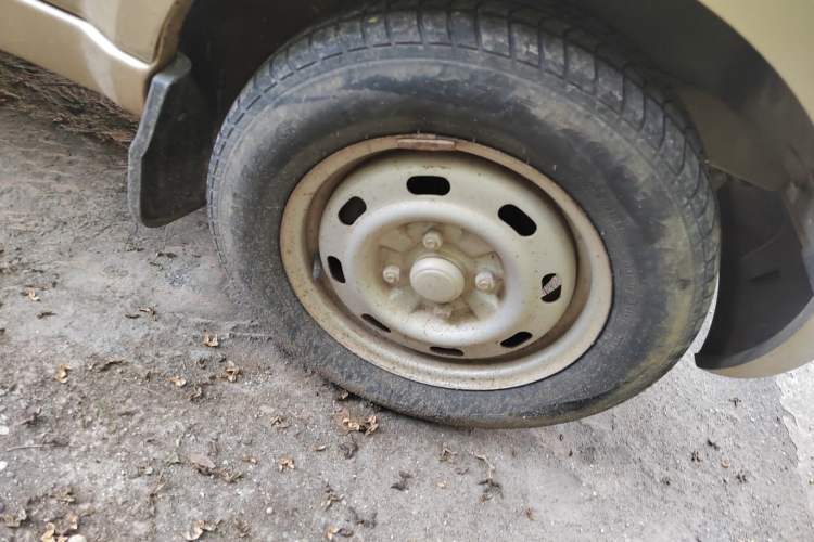 Used BAIC Weiwang 306 2011 1.3L base model 7 seats Right Front Wheel Hub