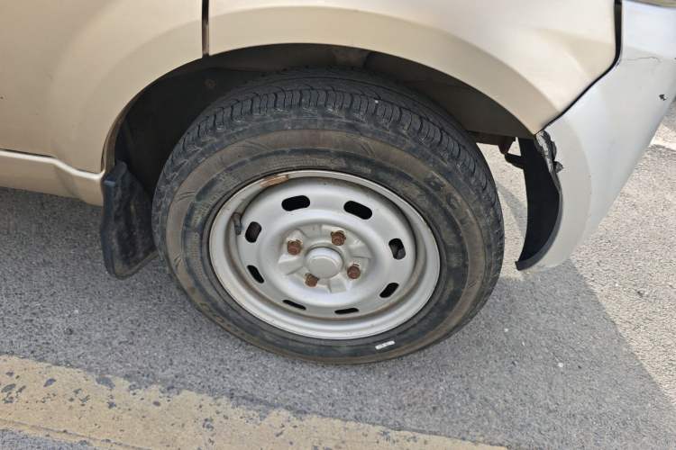 Used BAIC Weiwang 306 2011 1.3L base model 7 seats Right Front Wheel Hub