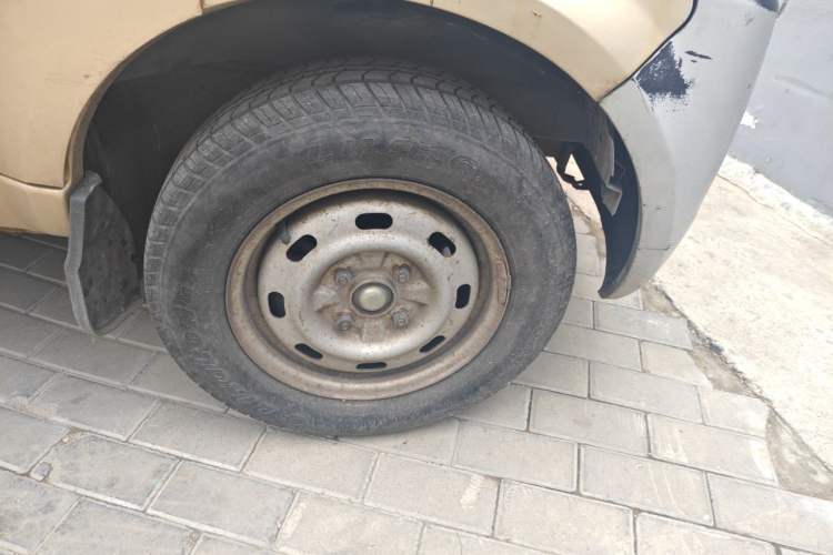 Used BAIC Weiwang 306 2011 1.3L base model 7 seats Right Front Wheel Hub