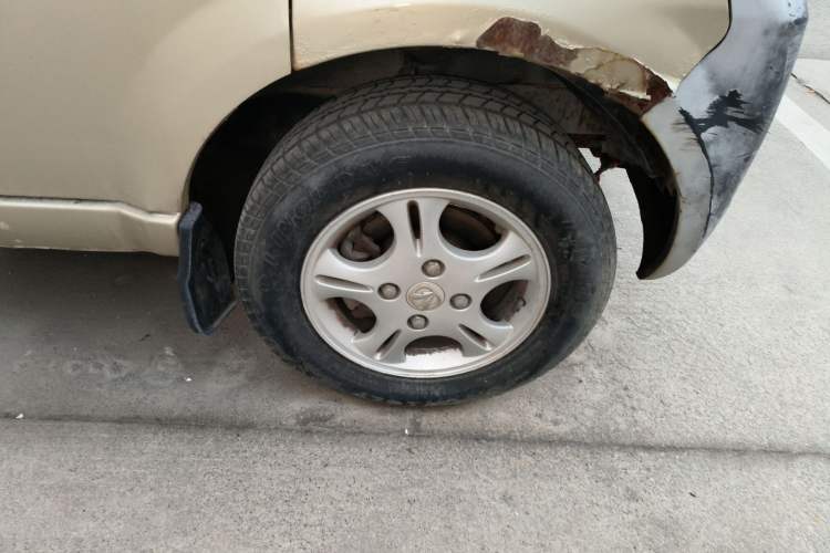 Used BAIC Weiwang 306 2011 1.3L Comfort version 7 seats Right Front Wheel Hub