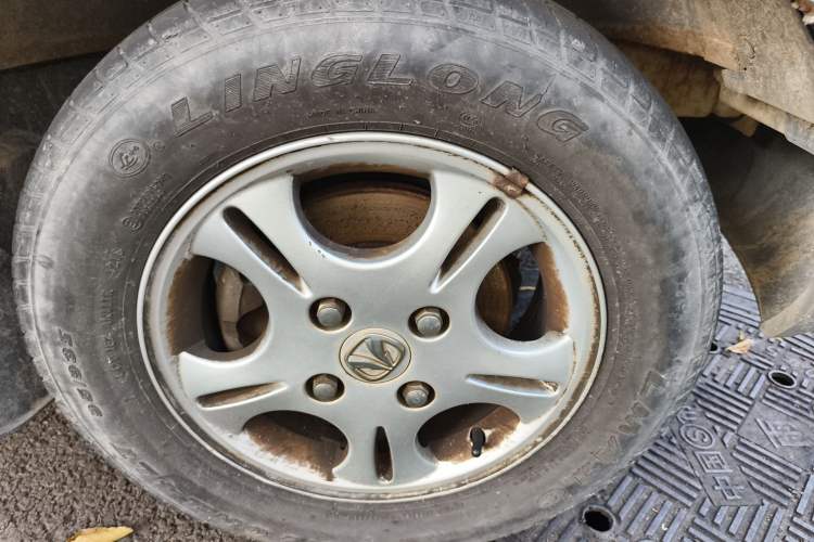Used BAIC Weiwang 306 2011 1.3L Comfort version 7 seats Right Front Wheel Hub
