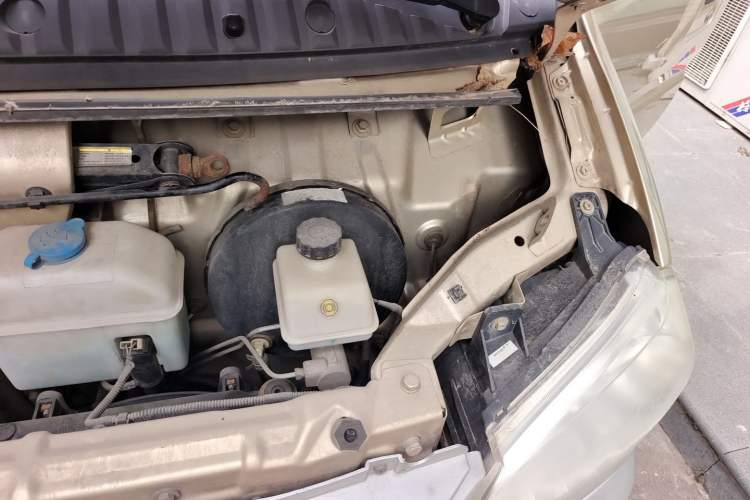 Used BAIC Weiwang 306 2013 1.2L Value Edition Basic CNG 7-seater A12 China IV Engine Bay Left
