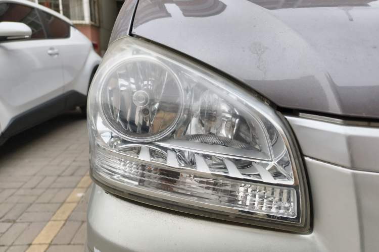 Used BAIC Weiwang 306 2014 1.2L Value Edition Van Basic Type 5 Seats A12 China IV Emission Standard Right Front Headlight