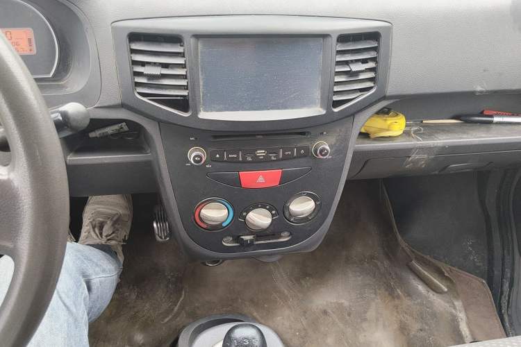 Used BAIC Weiwang 306 2014 1.2L Value Edition Van Basic Type 5 Seats A12 China IV Emission Standard Audio And AC Panel