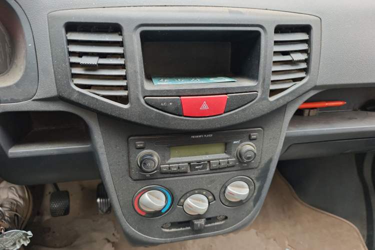 Used BAIC Weiwang 306 2014 1.2L Value Edition Van Basic Type 5 Seats A12 China IV Emission Standard Audio And AC Panel