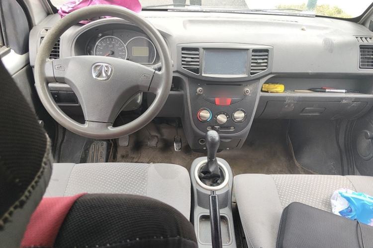 Used BAIC Weiwang 306 2014 1.2L Value Edition Van Basic Type 5 Seats A12 China IV Emission Standard Center Console
