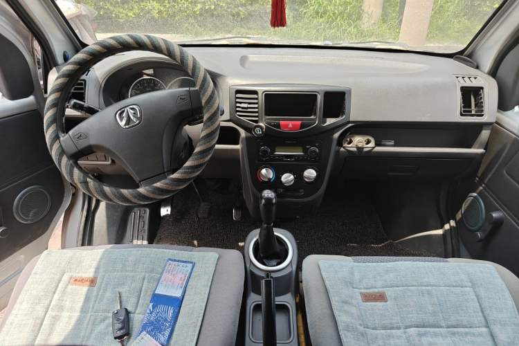 Used BAIC Weiwang 306 2014 1.2L Value Edition Van Basic Type 2 Seats A12 China IV Emission Standard Center Console