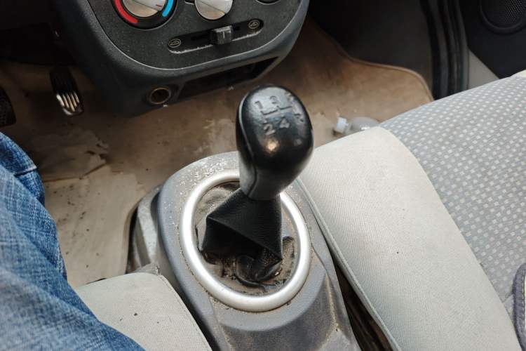 Used BAIC Weiwang 306 2014 1.2L Value Edition Van Basic Type 5 Seats A12 China IV Emission Standard Gear Lever