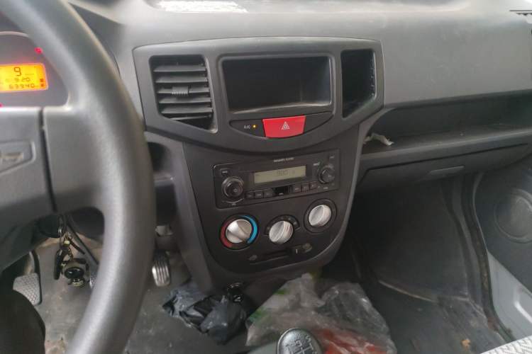Used BAIC Weiwang 306 2016 1.2L Basic Version 7 Seats A12 China V Emission Standard Audio And AC Panel