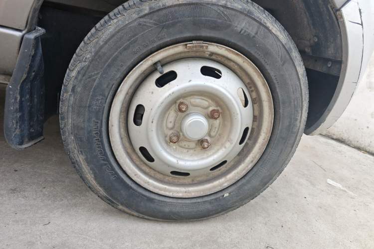 Used BAIC Weiwang 306 2016 1.0L Basic Version 7-Seater LJ465 Right Front Wheel Hub