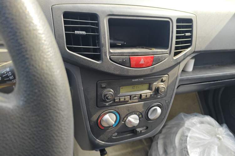 Used BAIC Weiwang 306 2016 1.2L Basic Version 7 Seats A12 China V Emission Standard Audio And AC Panel